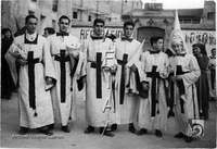 Semana Santa. Jóvenes cofrades en la Plaza de Santo Domingo. Huesca