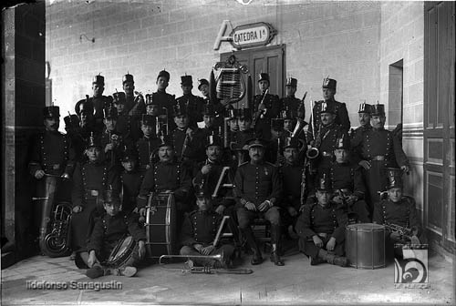 La Música del Regimiento Valladolid 74 en el patio del antiguo Instituto. Ildefonso San Agustín. Huesca
