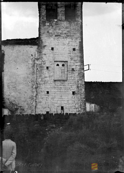 Guasillo (Huesca). Iglesia parroquial de San Adrián. Torre y ventana con arcos de herradura. José Galiay Sarañana. Guasillo