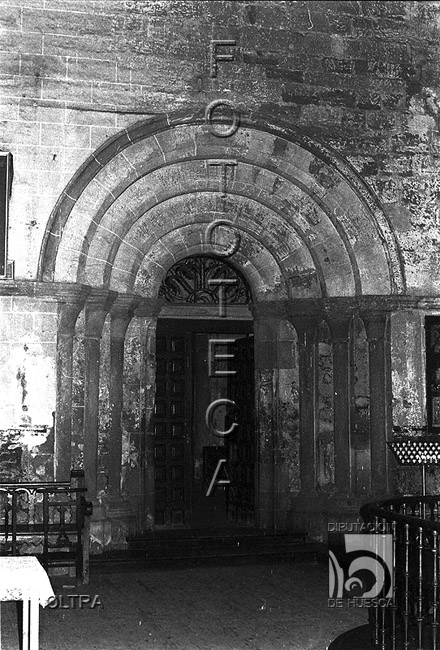 Puerta interior de acceso a la Capilla de San Ponce de Tomiers sita en la Iglesia de San Pedro el Viejo. José Oltra Mera. Huesca. Hoya de Huesca