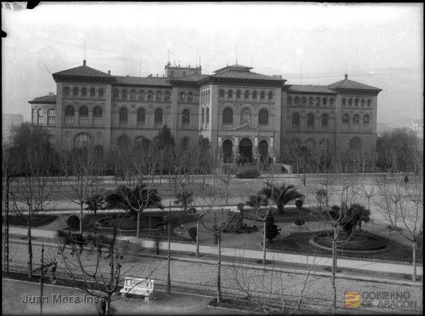 "Zaragoza. Facultad de Medicina. Estilo: Renacimiento. Autor: D. R. Magdalena.". Juan Mora Insa
