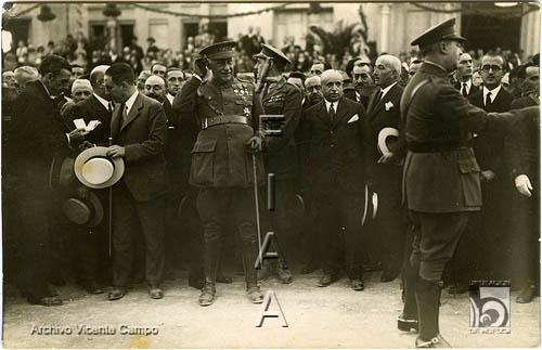 Visita del General Primo de Rivera a Huesca. El general y autoridades. Huesca