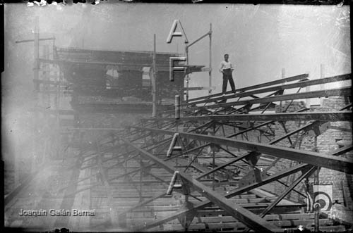 Construcción de la Delegación de Hacienda. Hombre sobre la vigas del tejado. Joaquín Galán Bernal. Huesca