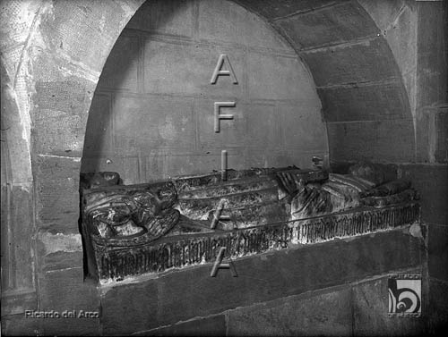Monasterio de San Pedro el Viejo. Panteón Real. Sepultura de Zapìla, último prior del Monasterio.. Ricardo del Arco y Garay. Huesca. Hoya de Huesca