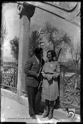Pareja en el puente San Miguel o Puente Nuevo. Joaquín Galán Bernal. Huesca