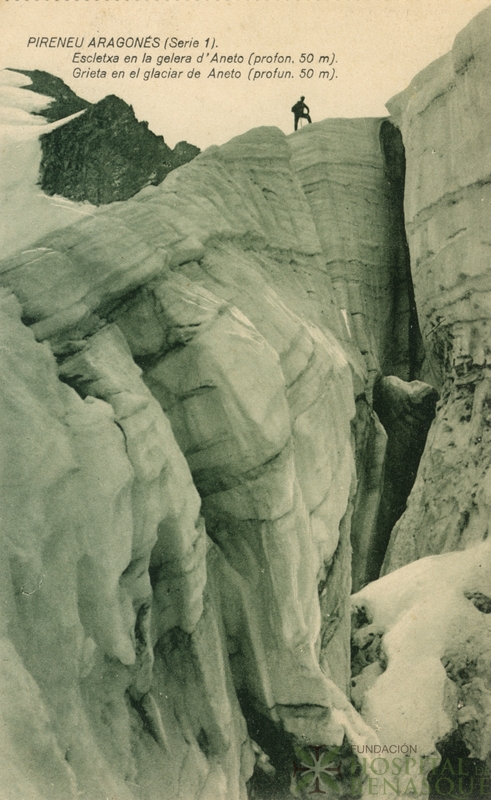 "Pirineu Aragonés (serie 1). Escletxa en la gelera d'Aneto (profon. 50 m). Grieta en el glaciar de Aneto (profun. 50 m)."