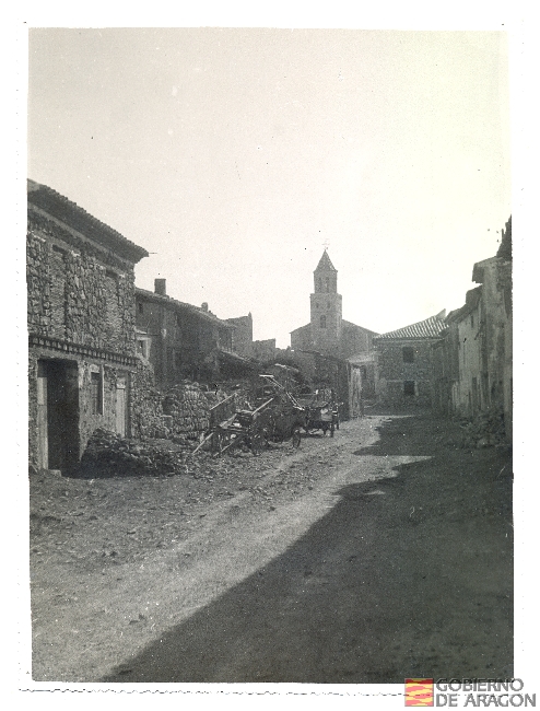 Destrucciones de edificios cercanos a la Iglesia. Foto Miñana. Celadas
