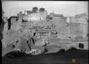 Zaragoza. Murallas romanas. Edificios en ruinas. Grupo de gente. José Galiay Sarañana