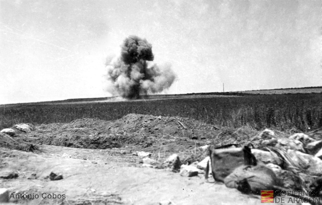 Explosión de artillería republicana. Antonio Cobos Berges