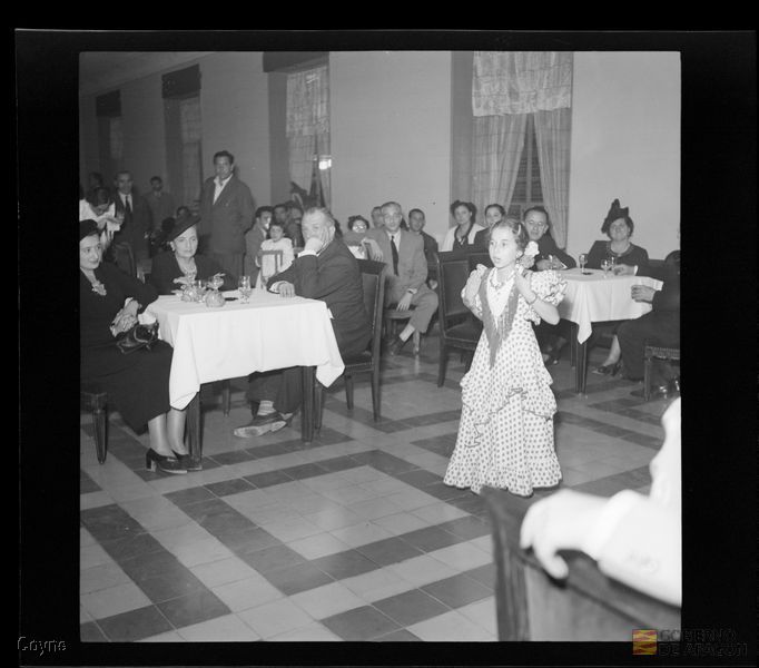 Feria de Muestras de Zaragoza. Visitantes ilustres. Cena. Niña cantando