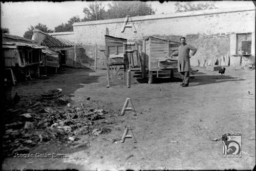 Hombre en un corral. Joaquín Galán Bernal. Huesca
