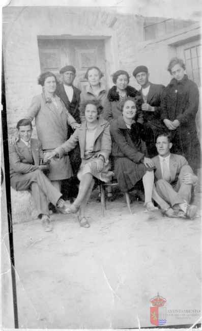 Grupo de amigas en Plaza de España. La Puebla de Alfindén