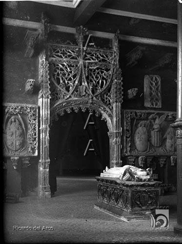Museo de Zaragoza. Sala con portada y sepulcro. Ricardo del Arco y Garay. Zaragoza