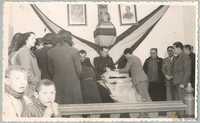 Divulgación y Asistencia. Campaña de invierno. Salón de actos y plenos del Ayuntamiento de Alcañiz, entrega de paquetes de ayuda a familias necesitadas. Preside el acto Francisco Labadíe Otermín, gobernador civil de la provincia. Alcañiz