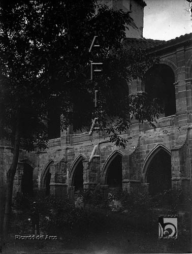 Monasterio de Santa María la Real. Vista, desde el patio, de los dos pisos del claustro. Ricardo del Arco y Garay. Fitero (Navarra)