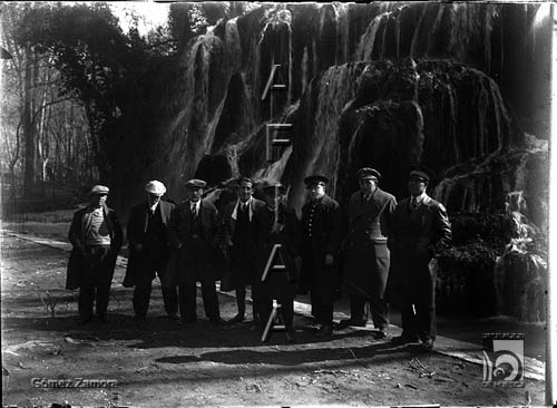 Monasterio de Piedra. Grupo de hombres delante de una cascada. Mariano Gómez Zamora. Calatayud