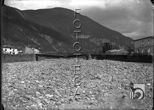 "Destrozos de la guerra. Puente". Biescas