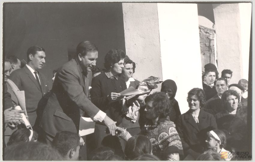 Cátedra Ambulante. Clausura. Entrega de premios y diplomas. Nicolás de las Peñas y de la Peña, gobernador civil, con Adolfo Masiá Martínez, delegado de la Organización Sindical, y Rita Navarro Mínguez, delegada provincial de la Sección Femenina. Perales del Alfambra