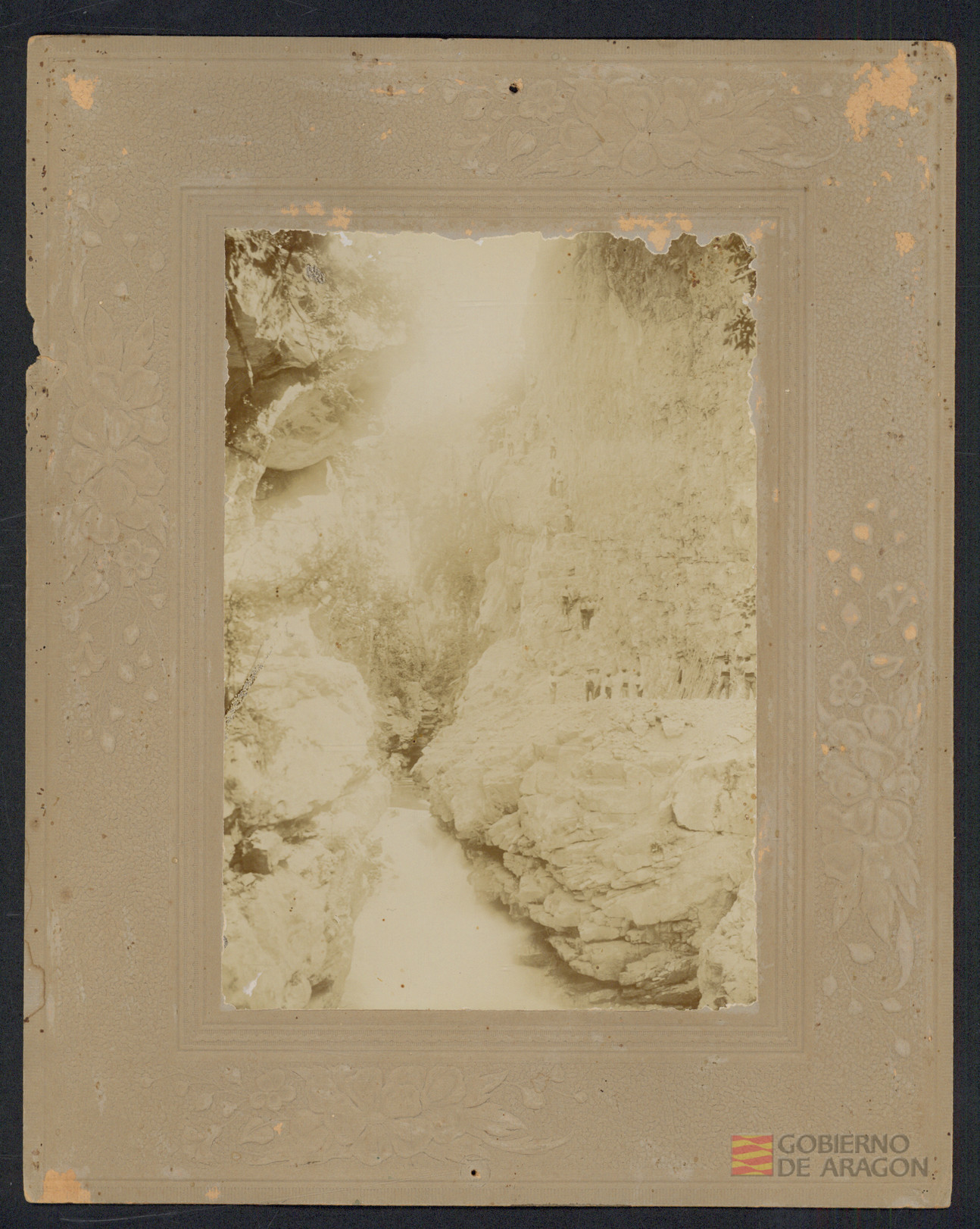 Fotografía de exploración de los ingenieros en el Congosto del Ventamillo para la construcción de la carretera de Graus a Benasque