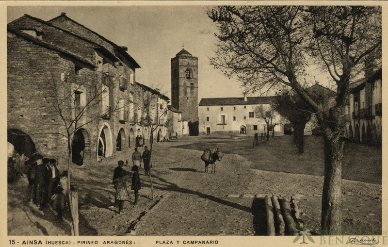 "15. Aínsa (Huesca). Pirineo Aragonés. Plaza y campanario."