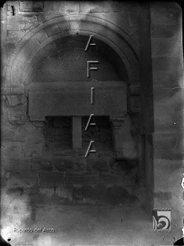 Monasterio de Santa María de Sigena. Arcosolio con sarcófago. Rafael Gúdel. Monegros. Villanueva de Sigena