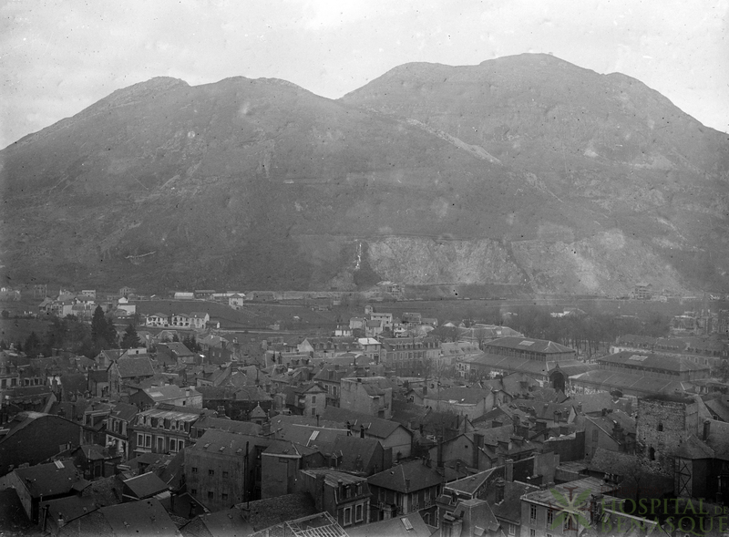 Vista de pueblo no identificado de los Pirineos