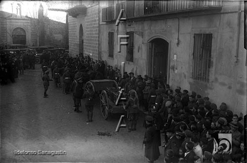 Funeral del General Lasheras. Armón con el féretro en la puerta del hospital Nuestra Señora de la Esperanza. Ildefonso San Agustín. Huesca