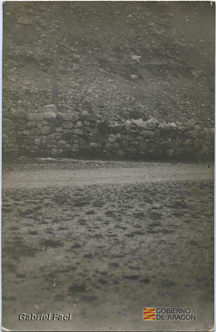 Camino junto a un cercado de piedra. Gabriel Faci Abad