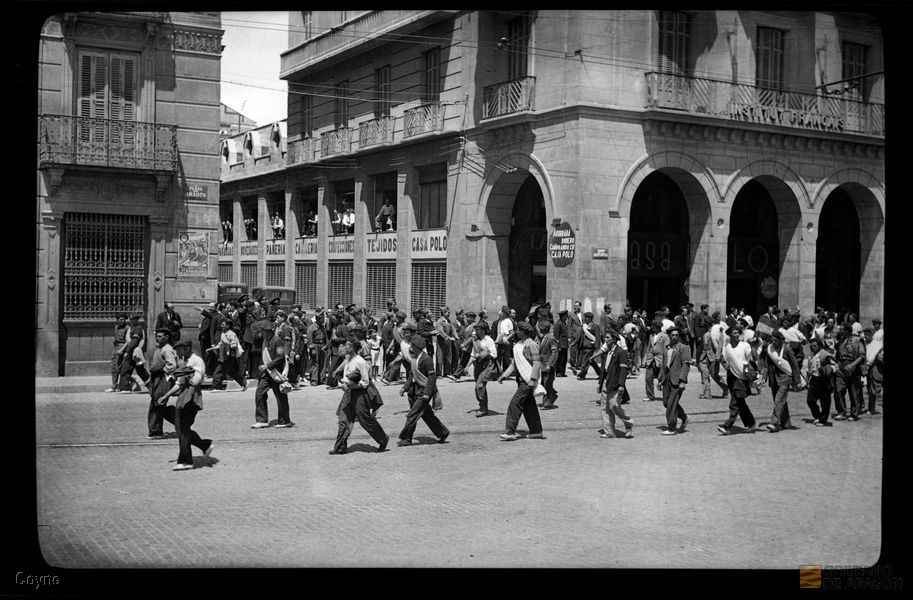 Desfile de requetés en el paseo de la Independencia, entrando en la plaza de Aragón. Manuel Coyne Buil. Zaragoza