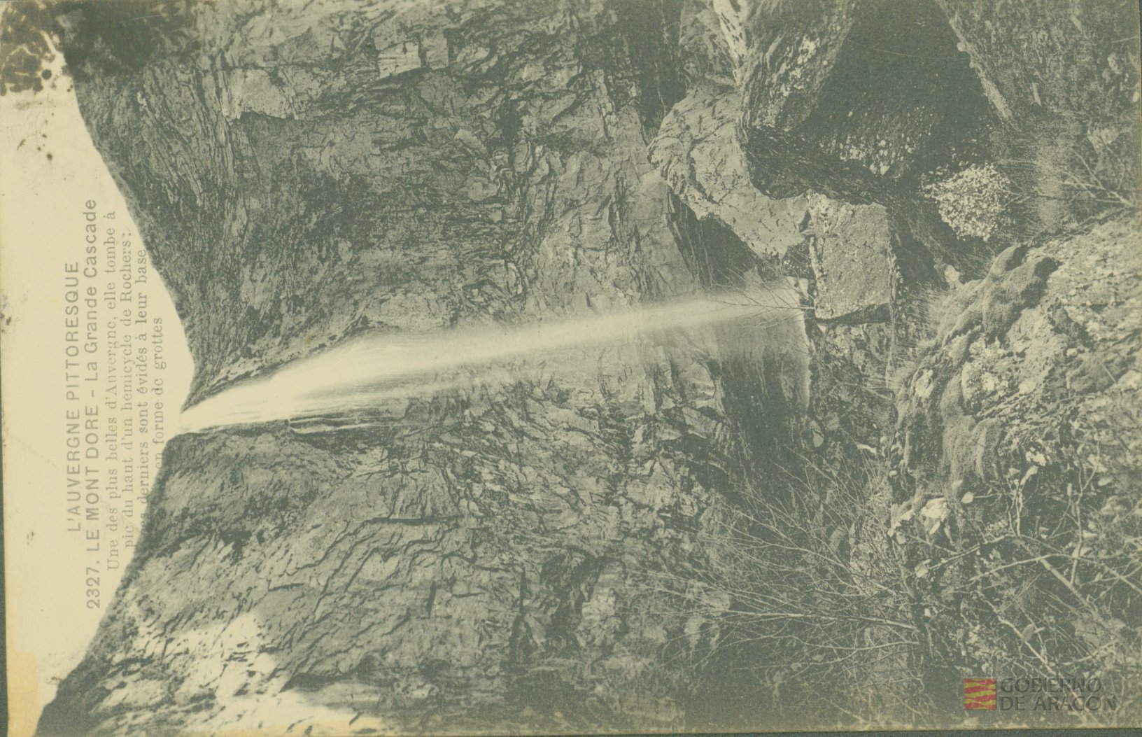 "L´Auvergne pittoresque. 2327. Le mont Doré - La Grande Cascade. Une des plus belles d´Auvergne, elle tobe á pic du haut d´unhemicycle de Rochers: des derniers sont évidés á leur base en forme de grottes"