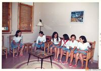 Albergue de Villanúa. Niñas sentadas. Minerva Sociedad Española de Fotografía Aplicada, S.A.