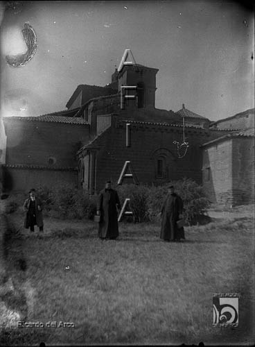 Monasterio de Santa María de Sigena. Ricardo del Arco y dos sacerdotes en el exterior. Rafael Gúdel (atribuída). Villanueva de Sigena