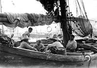 "En el puerto. Contraluz. Marineros de la barca". Ricardo Compairé Escartín. Barcelona