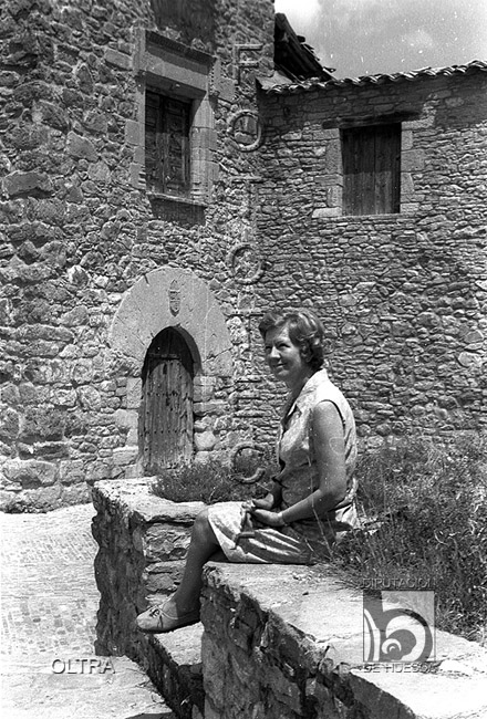 Retrato de mujer sentada en un muro. José Oltra Mera. Roda de Isábena. Ribagorza
