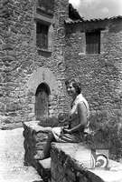 Retrato de mujer sentada en un muro. José Oltra Mera. Roda de Isábena. Ribagorza