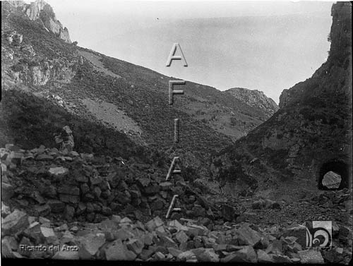 Carretera de Nueno a Arguis. Túnel y piedras para obras. Ricardo del Arco y Garay. Nueno. Hoya de Huesca