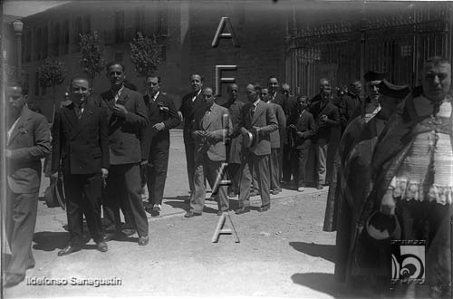 Fiestas de San Lorenzo. Saliendo de procesión desde la Catedral. Ildefonso San Agustín. Huesca