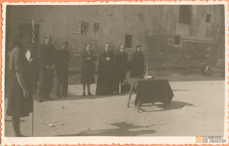 Juventudes Femeninas. Fiesta de Santa Teresa de Jesús, patrona de la Sección Femenina. Acto de juramento en la plaza de Cristo Rey. Entre otras autoridades, la delegada provincial de la Sección Femenina, Rita Navarro Mínguez y el asesor religioso Ventura Pamplona Blasco, 15 de octubre. Teruel