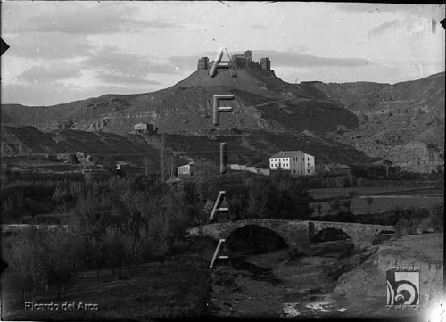 Vista del puente de la Santeta y del castillo de Montearagón. Ricardo del Arco y Garay. Quicena
