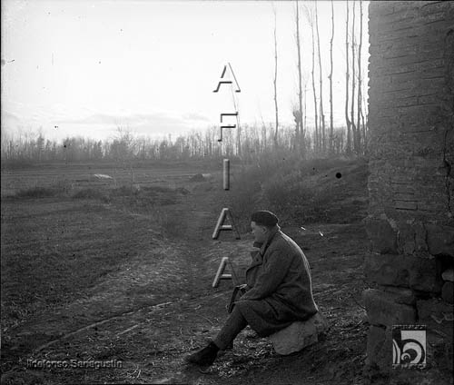Rodolfo Albasini sentado en una piedra en el campo. Ildefonso San Agustín