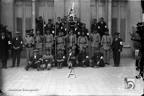Voluntarios de Cruz Roja en la terraza del Casino. Ildefonso San Agustín. Huesca