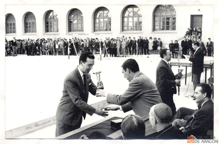 VI Campeonato Provincial de Pesca. Entrega de premios y trofeos por el delegado Provincial de Sindicatos D. Adolfo Masiá Martínez. Instalaciones del campo de deportes y T.E.S. Santa Emereciana. Abril. Teruel