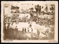 Corrida de toros o de vaquillas en la plaza de un pueblo. Mozos. Carros y carretas
