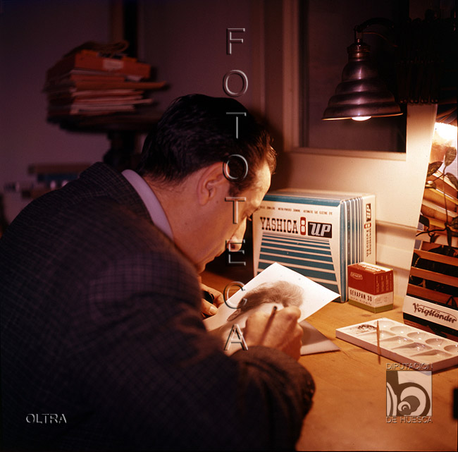 José Oltra en su estudio fotográfico. José Oltra Mera. (sl)