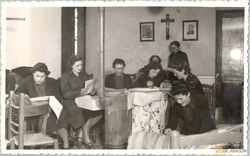 Divulgación y Asistencia. "Campaña de invierno". Delegación Local en la plaza de la Marquesa (Casa de la Comunidad). Preparación de paquetes para la campaña de invierno bajo la supervisión de Rita Navarro Mínguez, delegada provincial y de la regidora de Divulgación y Asistencia. Teruel