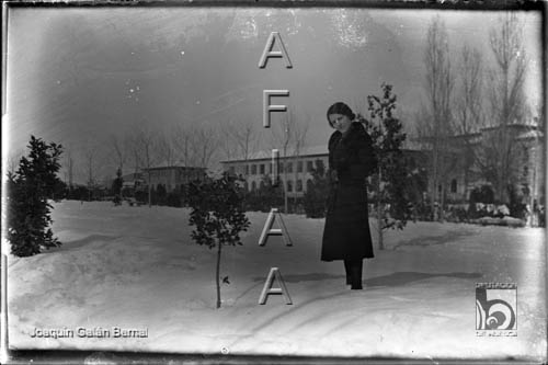 La ciudad nevada. Mujer en el parque. Joaquín Galán Bernal. Huesca