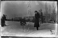 La ciudad nevada. Mujer en el parque. Joaquín Galán Bernal. Huesca