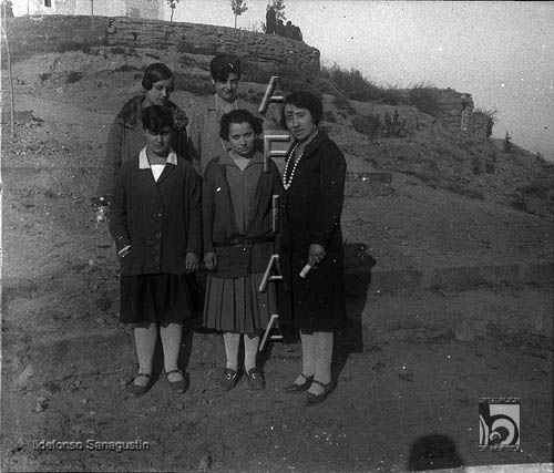 Alrededores de la ciudad. Grupo de mujeres en el cerro de San Jorge. Ildefonso San Agustín. Huesca