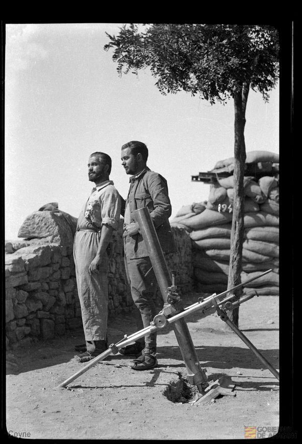 Dos militares nacionales en posición de mortero con parapeto de piedra seca y sacos terreros. Manuel Coyne Buil