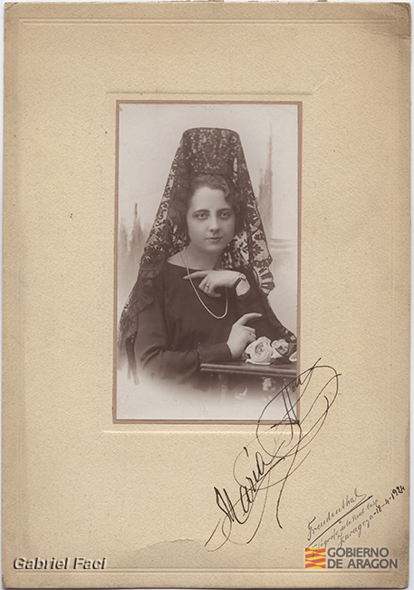 Retrato de mujer con peineta posando junto a unas rosas. María Aón. 18 de abril de 1924. Gustavo Freudenthal